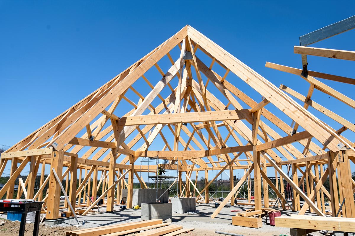 Charpente bois en cours de construction pour une maison neuve