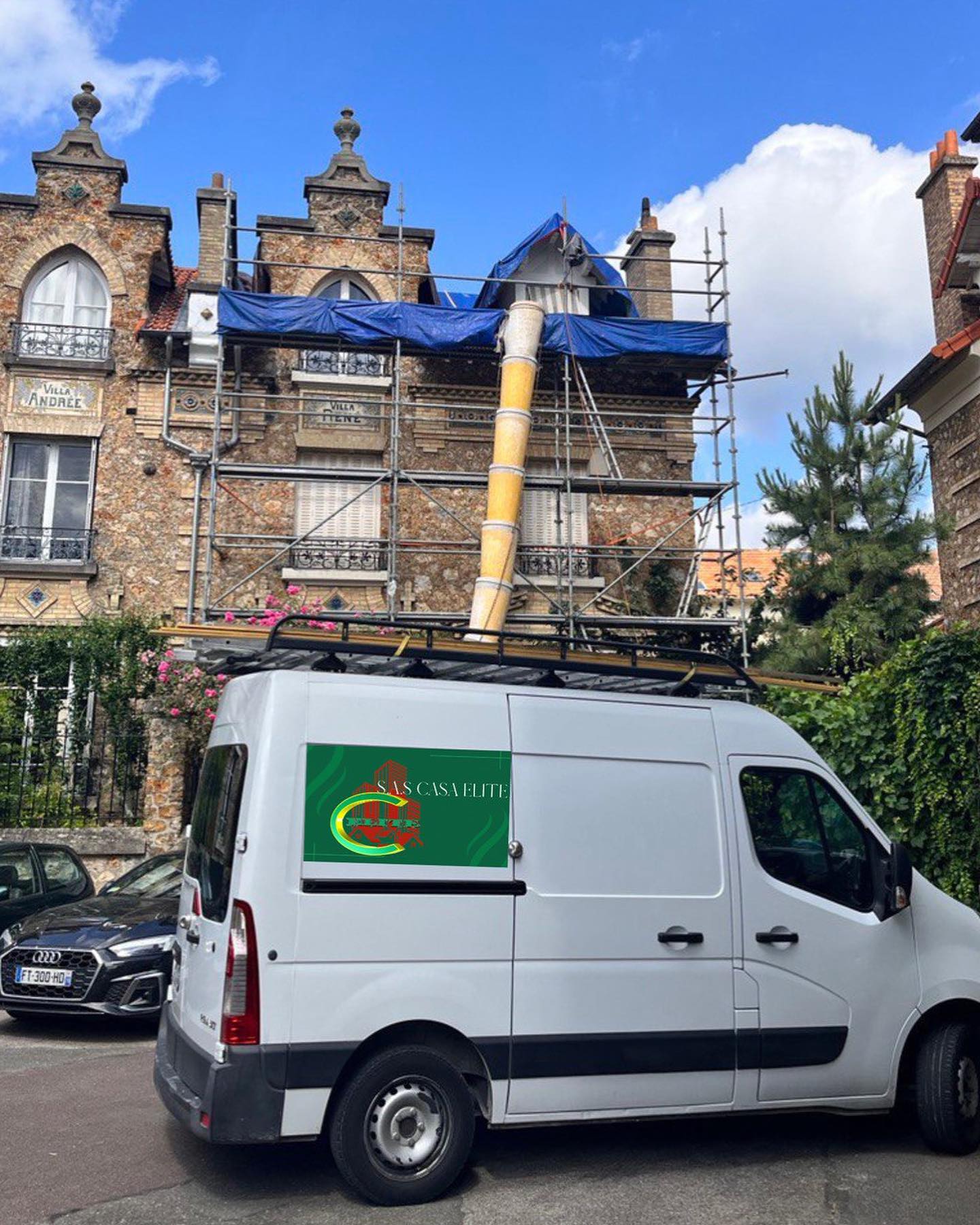 Véhicule utilitaire Maison Elite devant une villa en rénovation de toiture