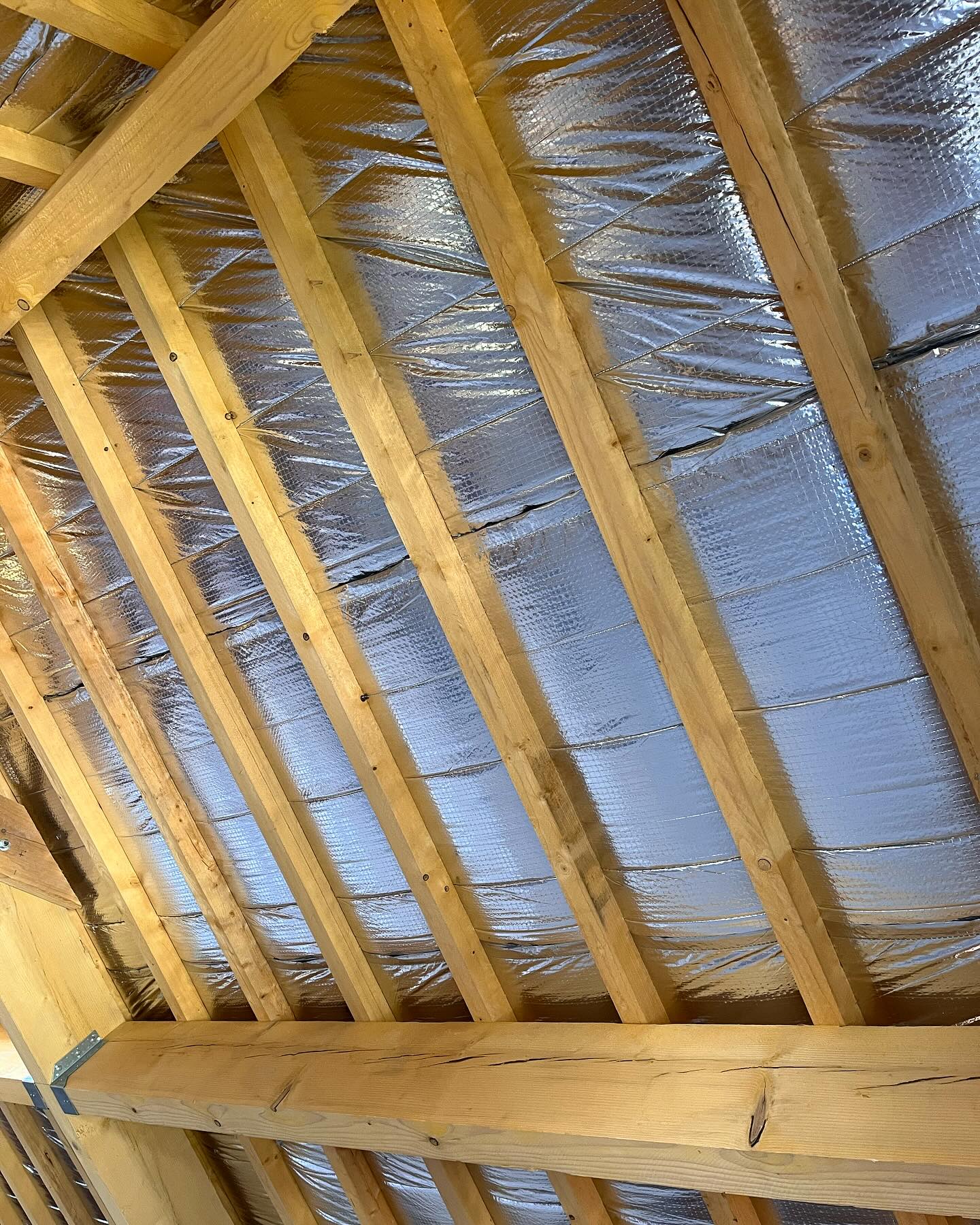 Charpente bois avec fermes, pannes et chevrons réalisée par Maison Elite dans le Val-de-Marne