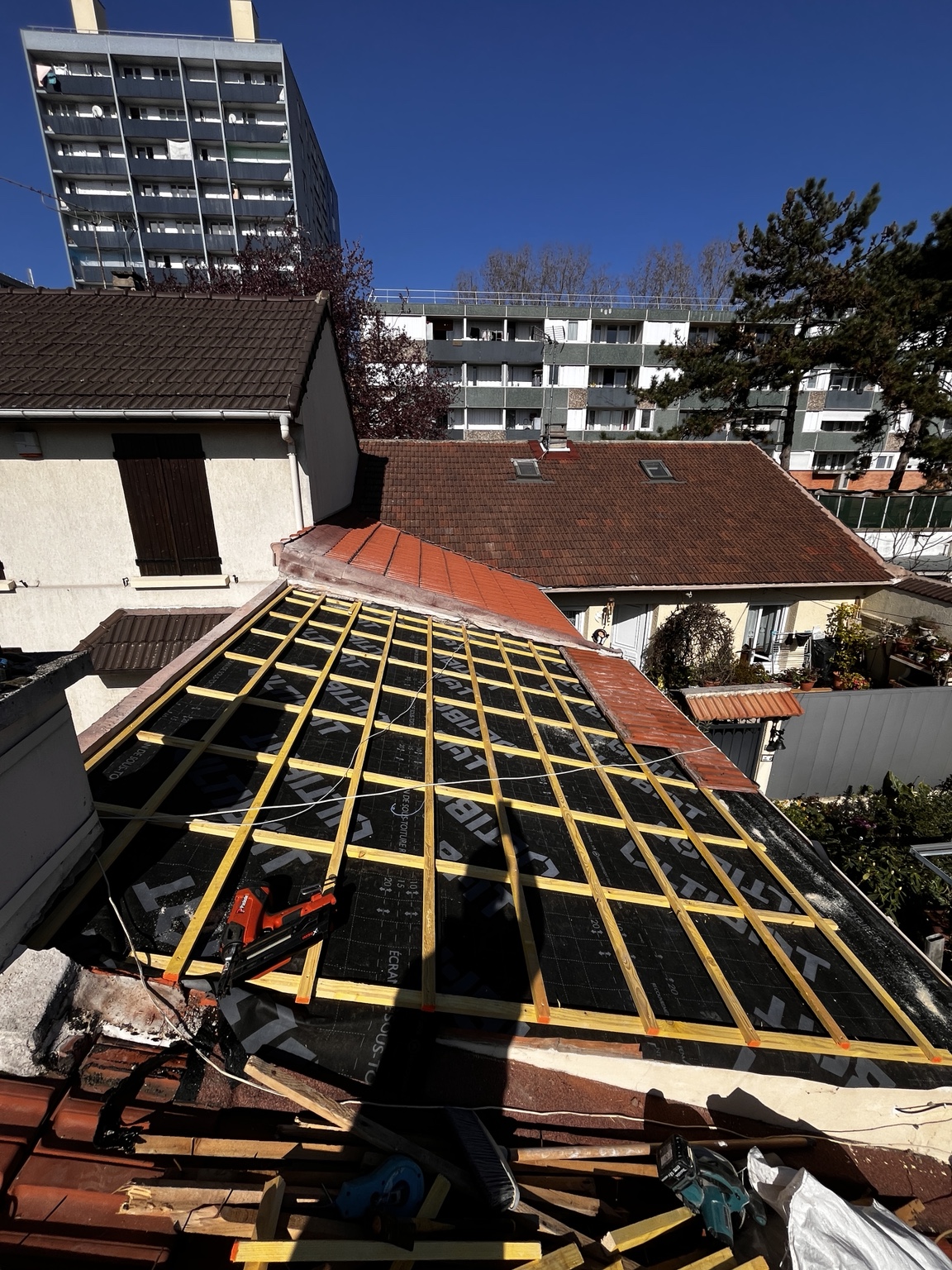 Chevrons et lattage posés sur une charpente lors d'une rénovation complète de toiture