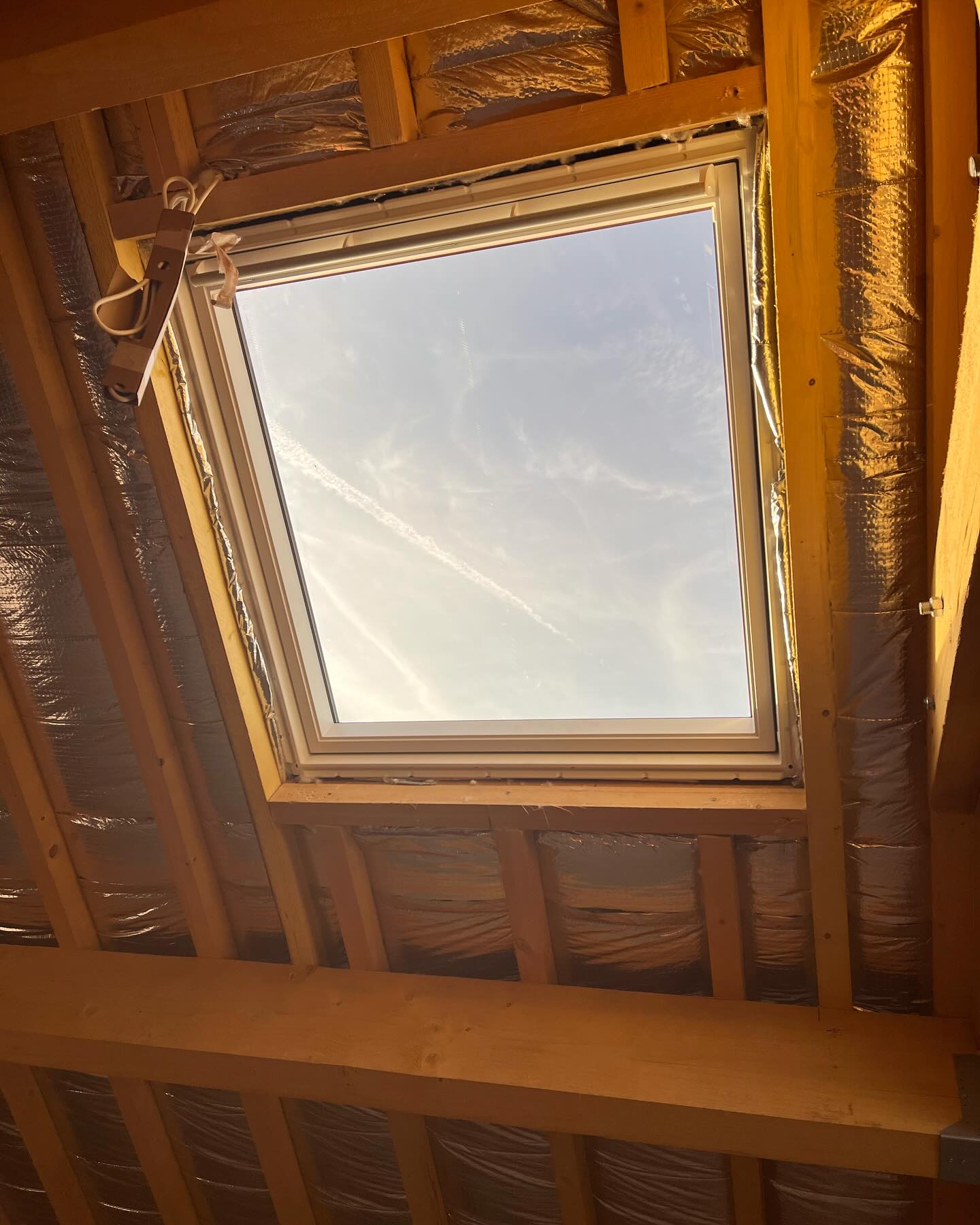 Remplacement d'une fenêtre de toit Velux dans une charpente bois et isolation multicouche