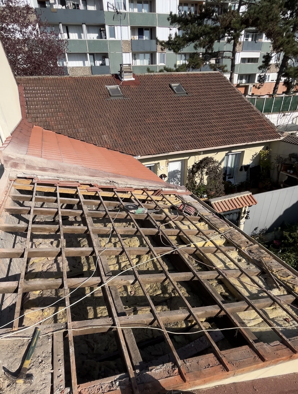 Rénovation de toiture en tuiles terre cuite à Stains (93) — Maison Elite