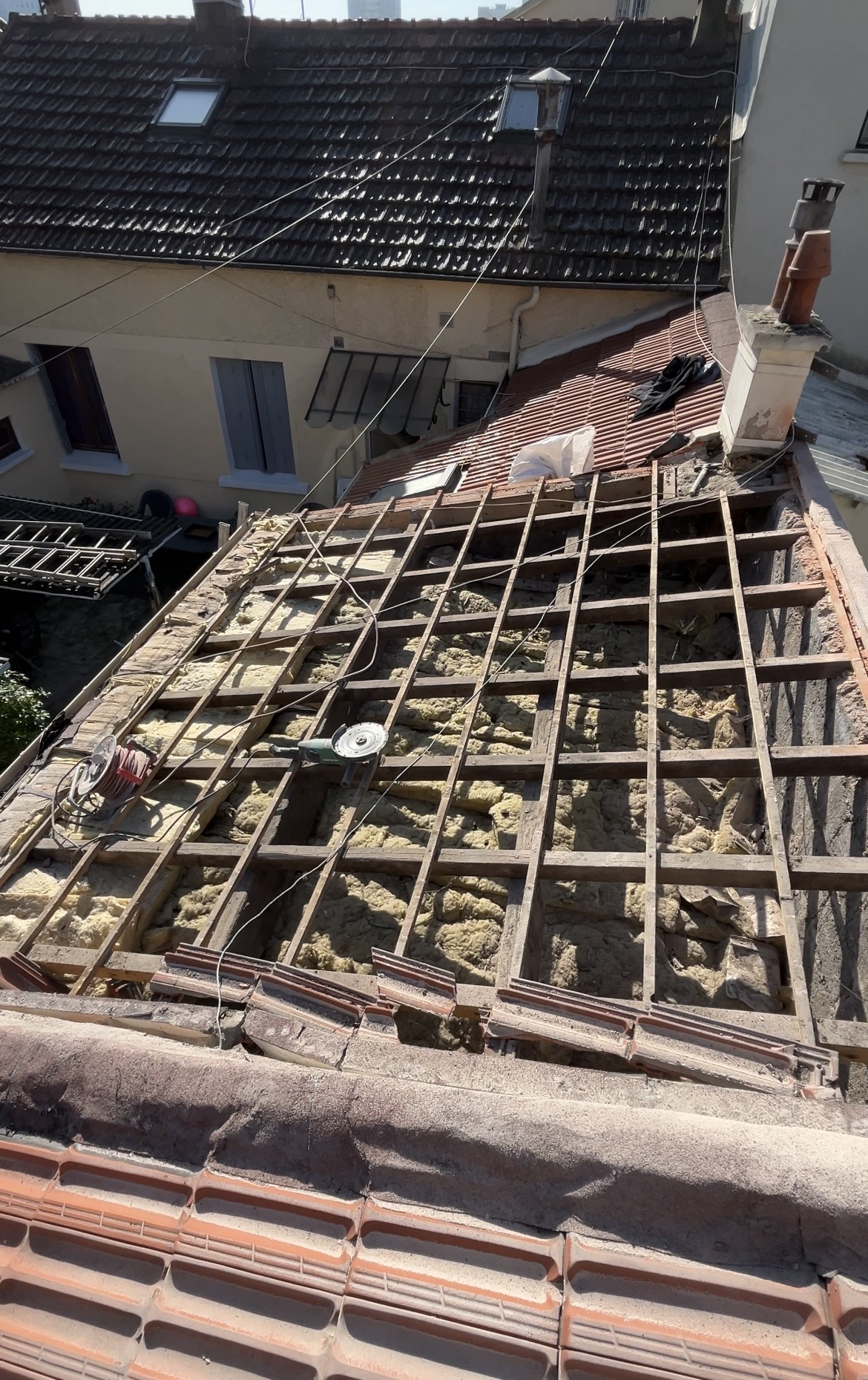 Rénovation de toiture en tuiles terre cuite à Stains (93) — Maison Elite