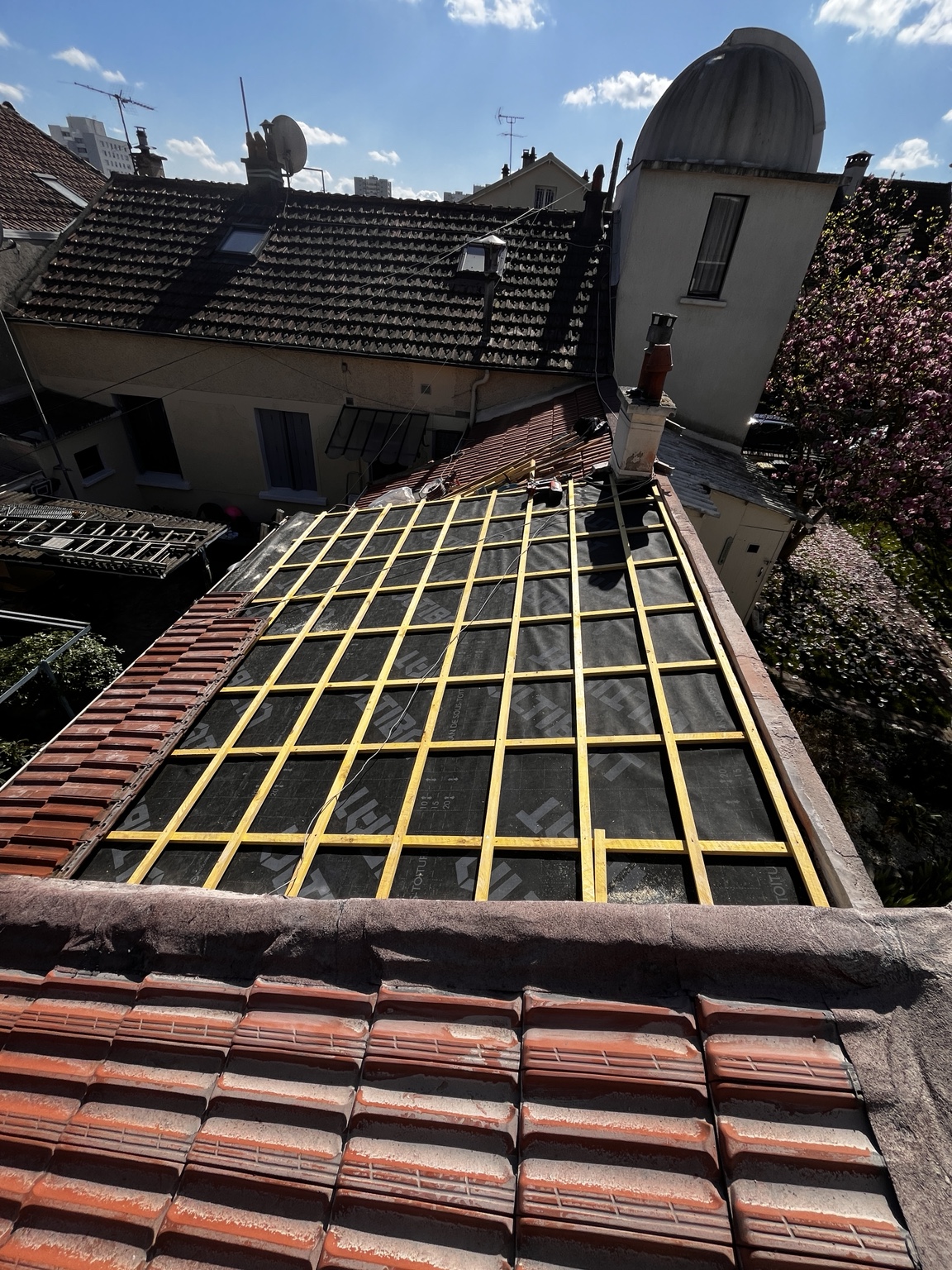 Rénovation de toiture en tuiles terre cuite à Stains (93) — Maison Elite