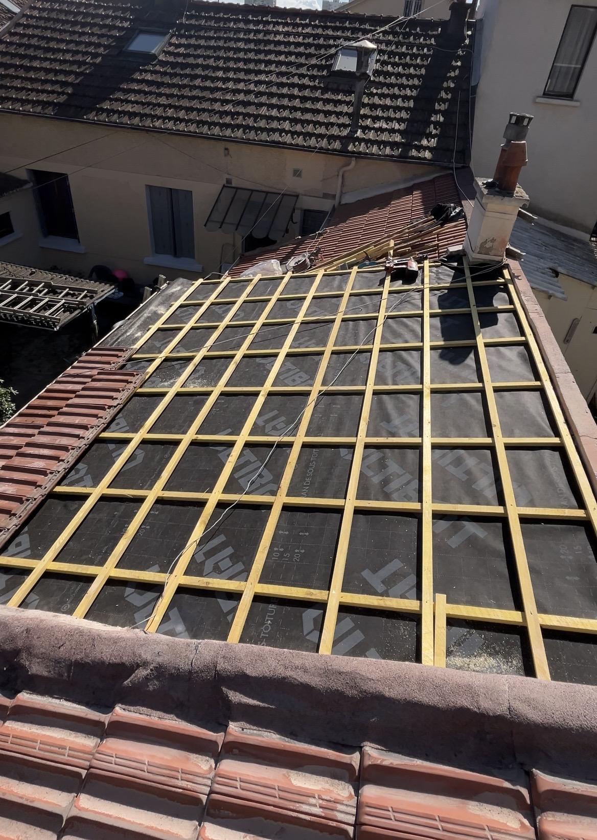 Rénovation de toiture en tuiles terre cuite à Stains (93) — Maison Elite
