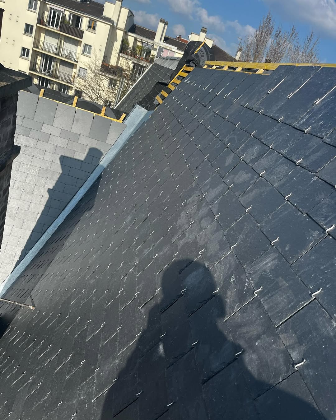 Toiture en ardoise naturelle rénovée à Versailles (78) — Maison Elite