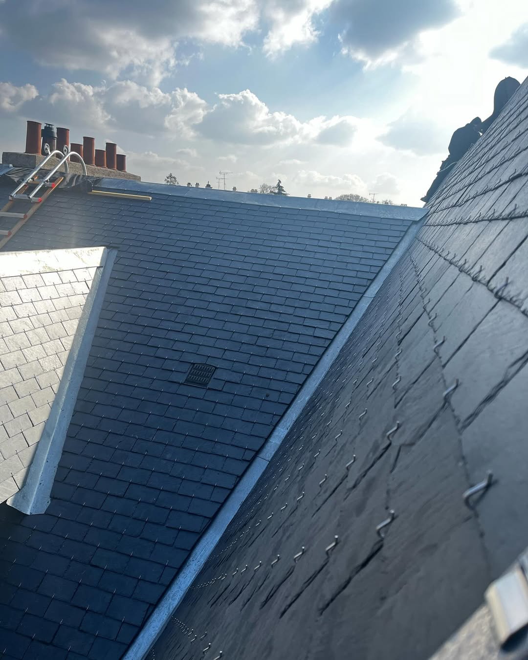 Toiture en ardoise naturelle rénovée à Versailles (78) — Maison Elite