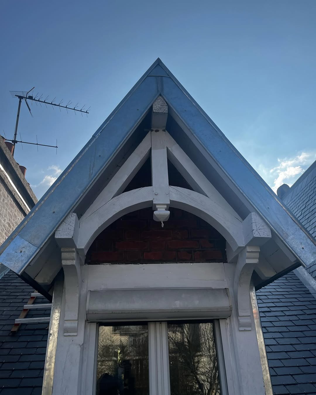 Toiture en ardoise naturelle rénovée à Versailles (78) — Maison Elite