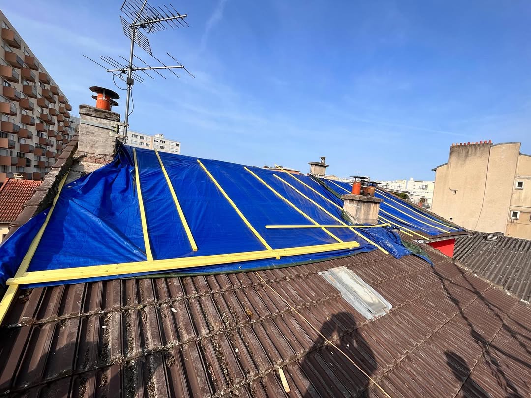 Transformation d'un versant de toiture à Vitry-sur-Seine avec charpente de lucarne rampante